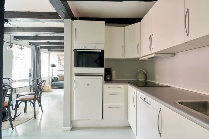 Unique 2-Bedroom Apt w/Loft and Exposed Beams gallery image 4