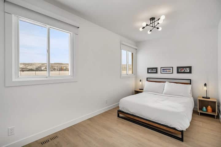 הבית כולל שני חדרי שינה נוחים, אידיאלי לזוגות, למשפחות קטנות או לחברים שנוסעים יחד.