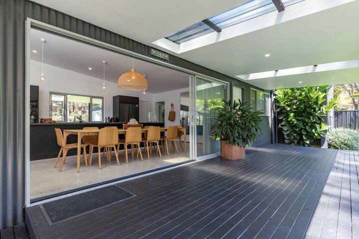 The Black Beach House gallery image 4