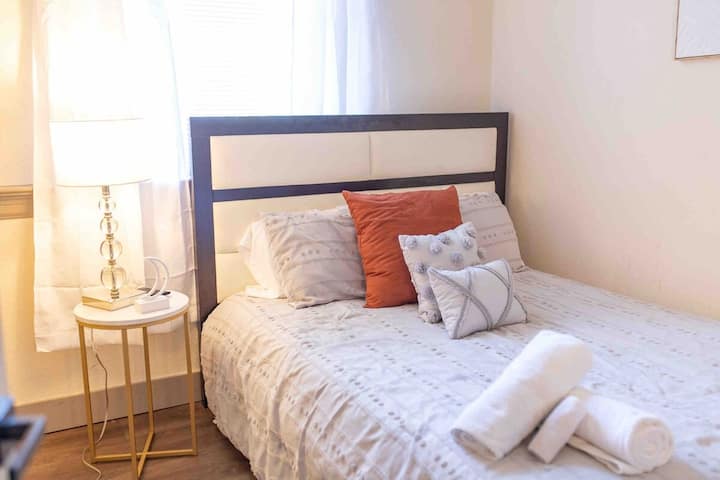 Cama tamaño queen en el dormitorio