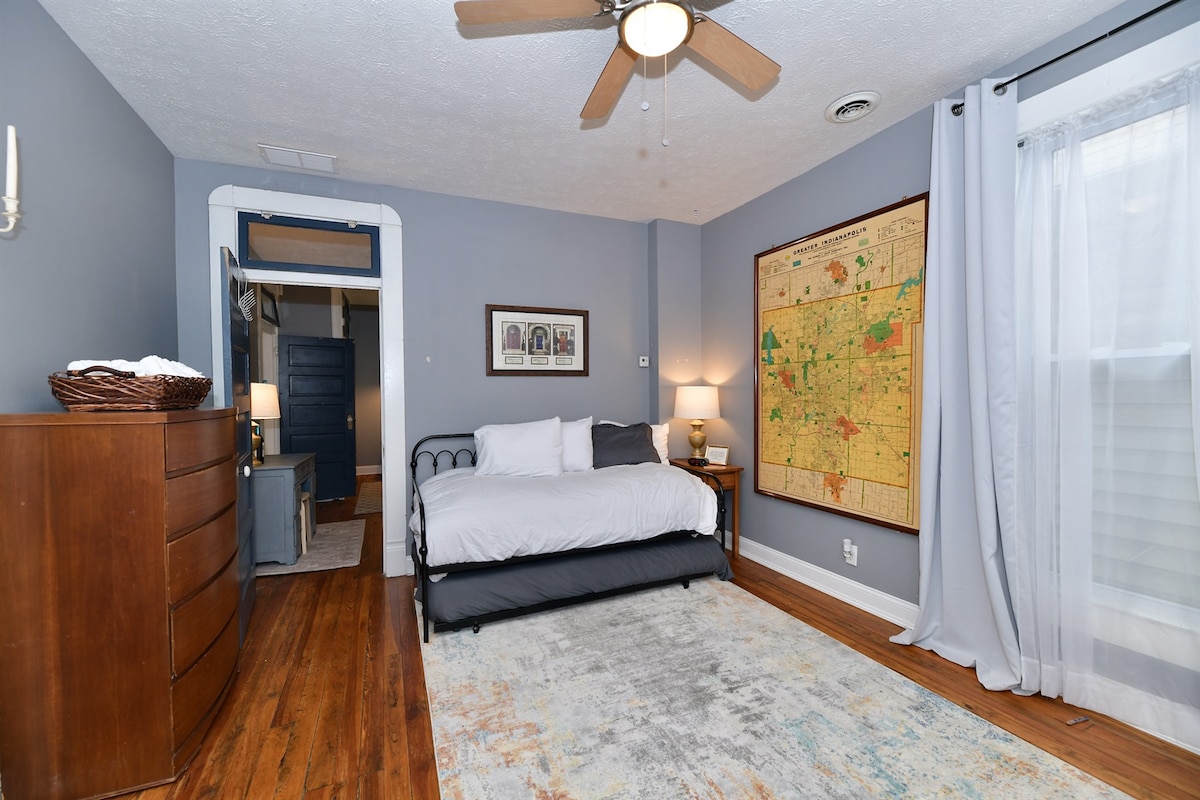 双层床，以及带抽屉的衣物储物柜