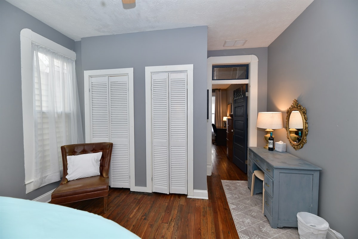 角落里有超大椅子，您可以蜷缩着读一本好书