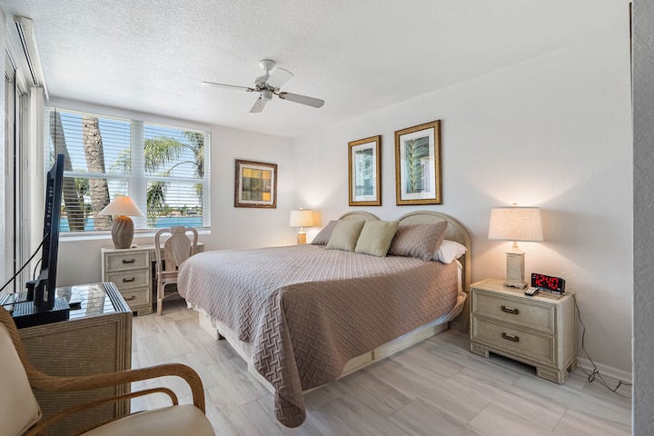 ห้องนอนใหญ่พร้อมเตียงคิงไซส์