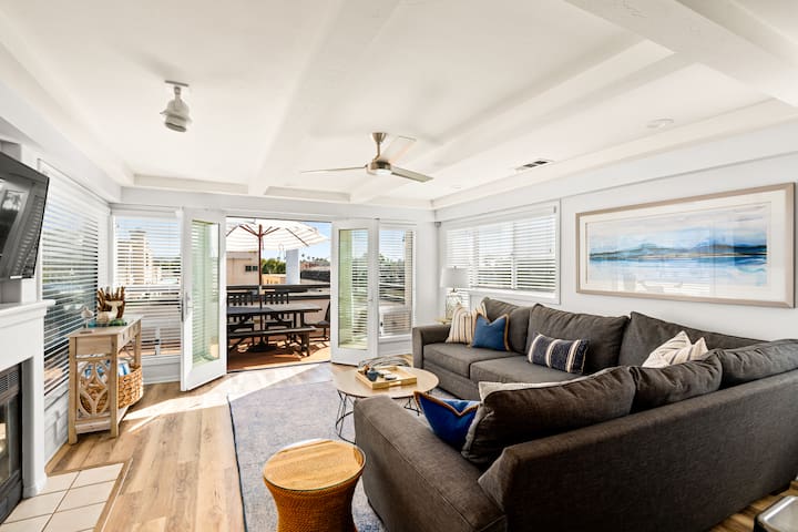 Ocean Breeze, Newly Renovated Beach Home w/ AC