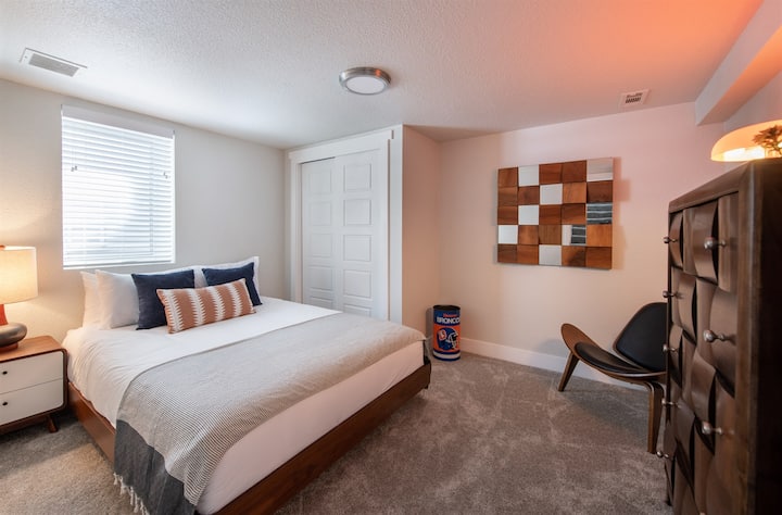 ห้องนอนกว้างขวางและตกแต่งเป็นอย่างดีพร้อมที่นอนควีนเนคตาร์อัลตราปลัชและผ้าปูที่นอน/ผ้าปูที่นอนระดับไฮเอนด์