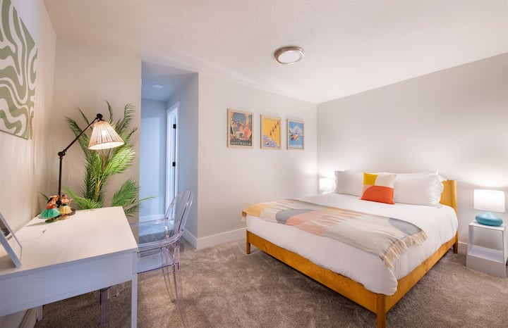 ห้องนอนชั้นบนอีกห้องที่มีห้องน้ำติดตั้งอยู่ (แม้ว่าห้องน้ำจะเปิดออกไปยังพื้นที่รับประทานอาหารด้วย) และโต๊ะทำงานและพื้นที่ทำงานในห้องพักของคุณ