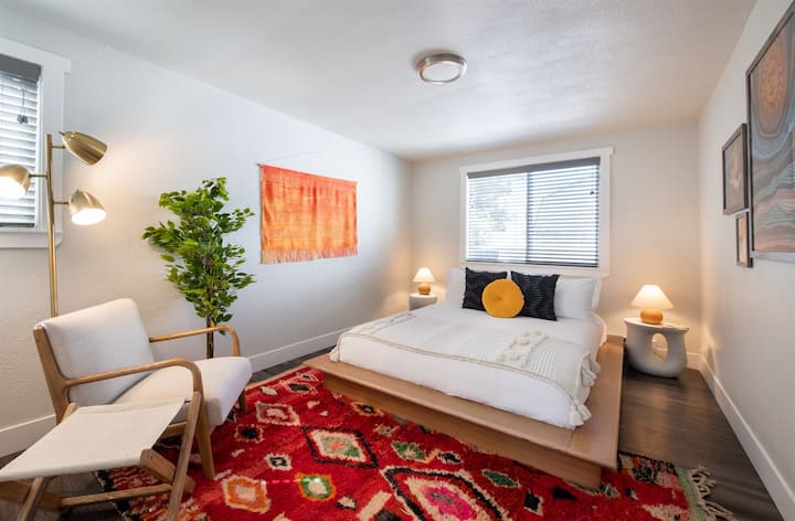 ห้องนอนที่สะดุดตาพร้อมที่นอนควีนไซส์ที่สบายสุดๆ