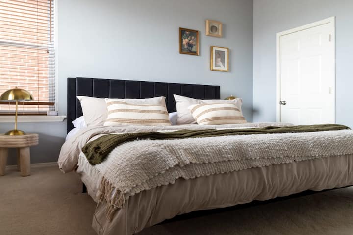 Ingia kwenye chumba hiki kizuri cha kulala cha Mfalme