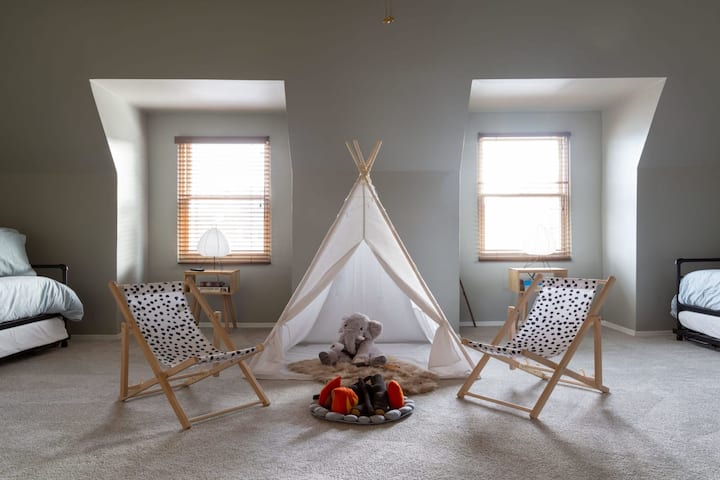 Watoto wako watapenda kucheza katika chumba hiki cha familia