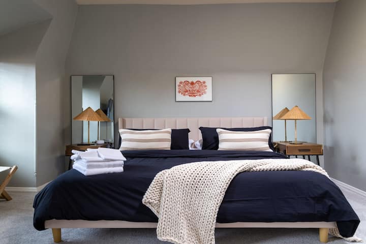 Ingia kwenye chumba cha kulala cha mfalme wa ghorofa ya tatu