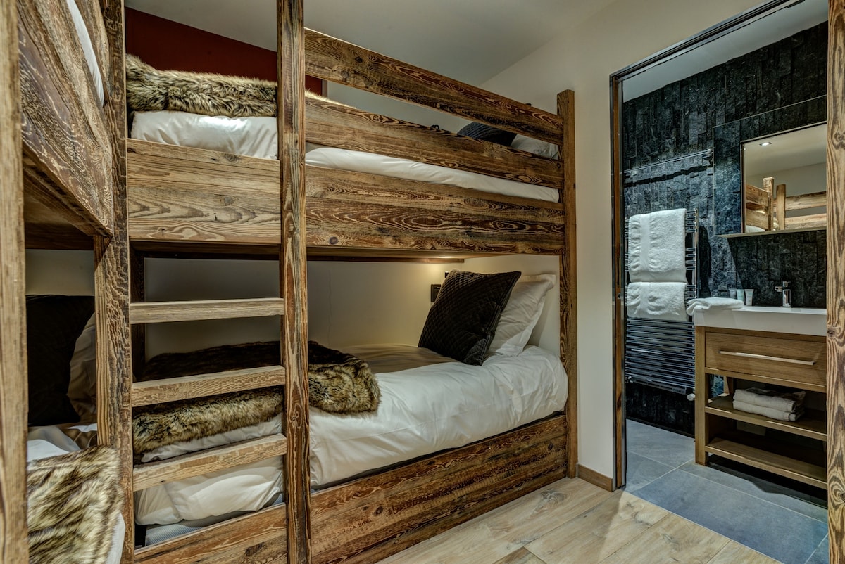 Makuuhuone 5, kaksi kerrossänkyä, joissa on oma suihkuhuone, jossa on wc