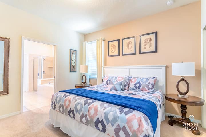 Oddýchnite si v hlavnom apartmáne s mäkkou manželskou posteľou veľkosti King a vlastnou kúpeľňou.