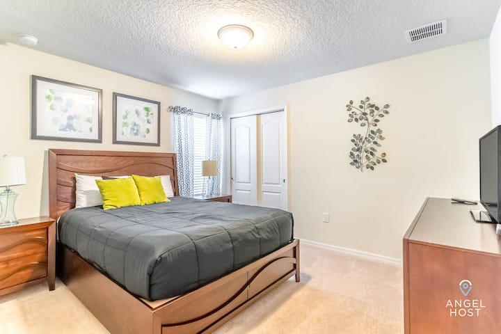 Spálňa 4 ponúka veľmi pohodlnú manželskú posteľ, ktorá je ideálna pre pokojný spánok.