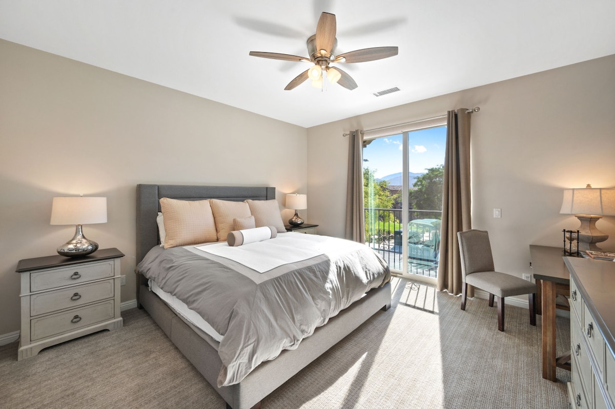 Dhomë gjumi dytësore me krevat Cal King, televizor inteligjent 65"