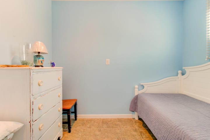 Спална соба за трчање со делфини