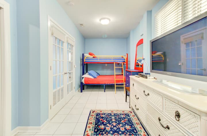 Спална соба за трчање со делфини