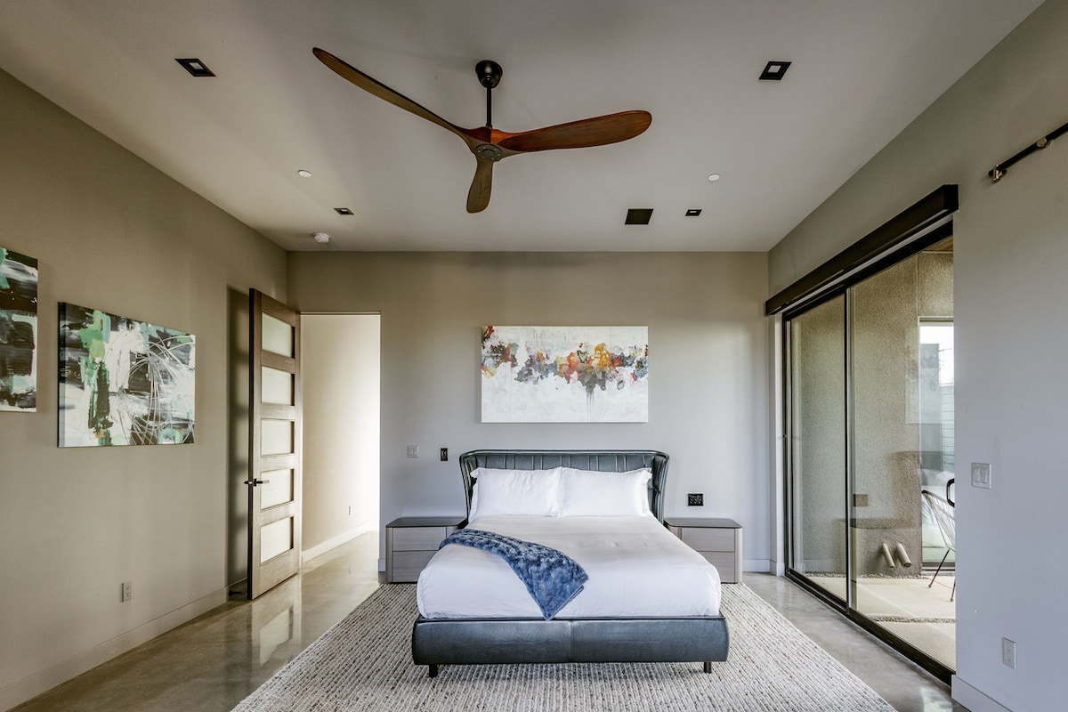 سرير كينج، حمام داخلي مع دش شلال، حوض استحمام عائم منفصل، تلفزيون ذكي، كرسي استرخاء، منطقة مكتب مع مقهى، خزانة ملابس