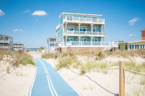 Sea-Batical: Expansive Home with a Pool, Hot Tub