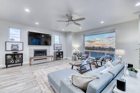 Newport Oceanview House w/ Rooftop Decks