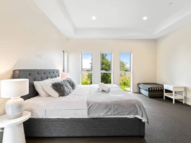 Luxury Hilltop Brand-New 5BD Holiday Home gallery image 3