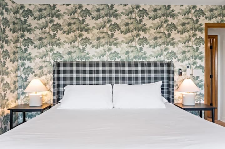 Rilassati e rilassati in questo letto matrimoniale grande: il modo perfetto per concludere una lunga giornata di attività!