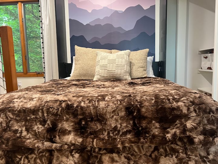 Un letto queen-size in murphy.