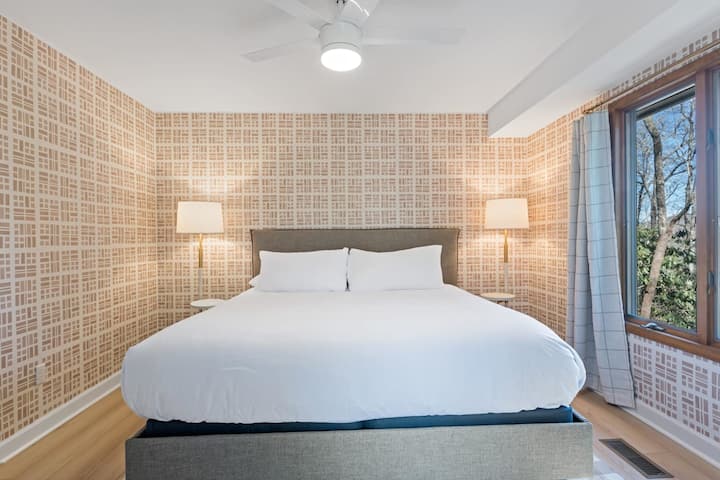 Una buona notte di riposo è inevitabile in questa accogliente camera da letto al primo piano! Dal comodo letto king-size al comodo bagno completo in fondo al corridoio, di cos 'altro potresti aver bisogno per una notte di riposo perfetta?