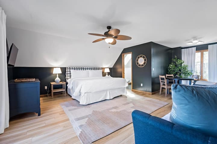 La casa garage Master Suite con letto king-size, letto a due piazze e letto estraibile, bagno completo con doccia, e mini angolo cottura