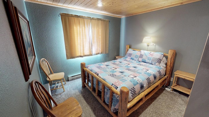 Საძინებელი №1, რომელიც მდებარეობს მთავარ დონეზე, Queen ‑ ის ზომის საწოლით.