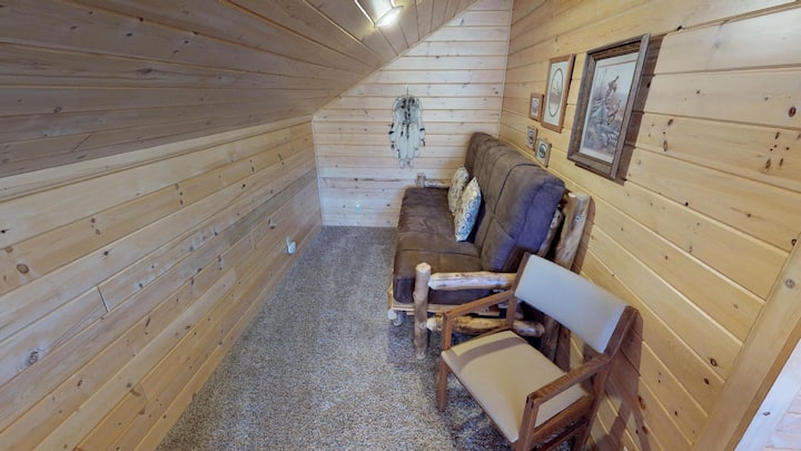 Ზემოთ ლოფტის კუთხე ფუტონის საწოლით.