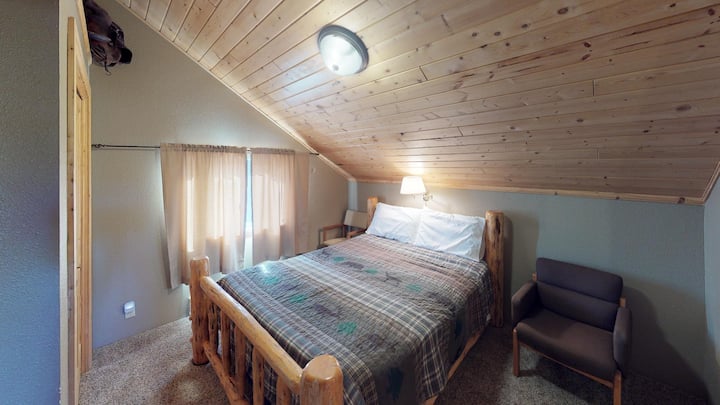 Საძინებელი №3 მდებარეობს ზემოთ, Queen ‑ ის ზომის საწოლით.