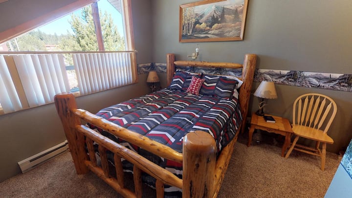 Საძინებელი №2 მდებარეობს ზემოთ, Queen ‑ ის ზომის საწოლით.