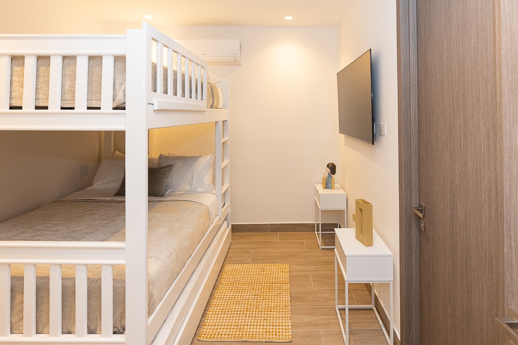 El dormitorio secundario tiene una litera, perfecta para familias con niños