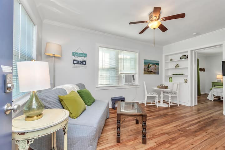 Beach Bungalow 6 Blocks To Beach - Galveston, TX