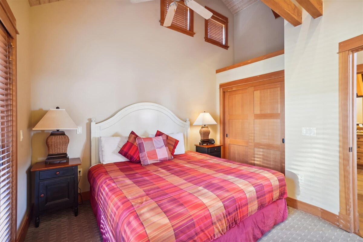 Спална соба со брачен кревет во The Lodges D2