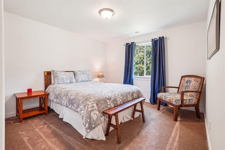 基奈度假屋（ Kenai Retreat ）的标准双人床房