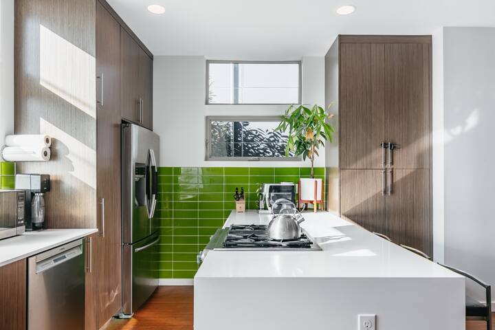 Awesome Location – Private HotTub & Sauna gallery image 5