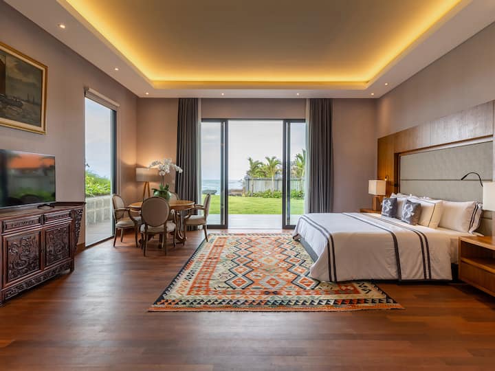 Tirtha Bayu Villa I - Deluxe Suite dengan ruang tempat duduk dan akses taman