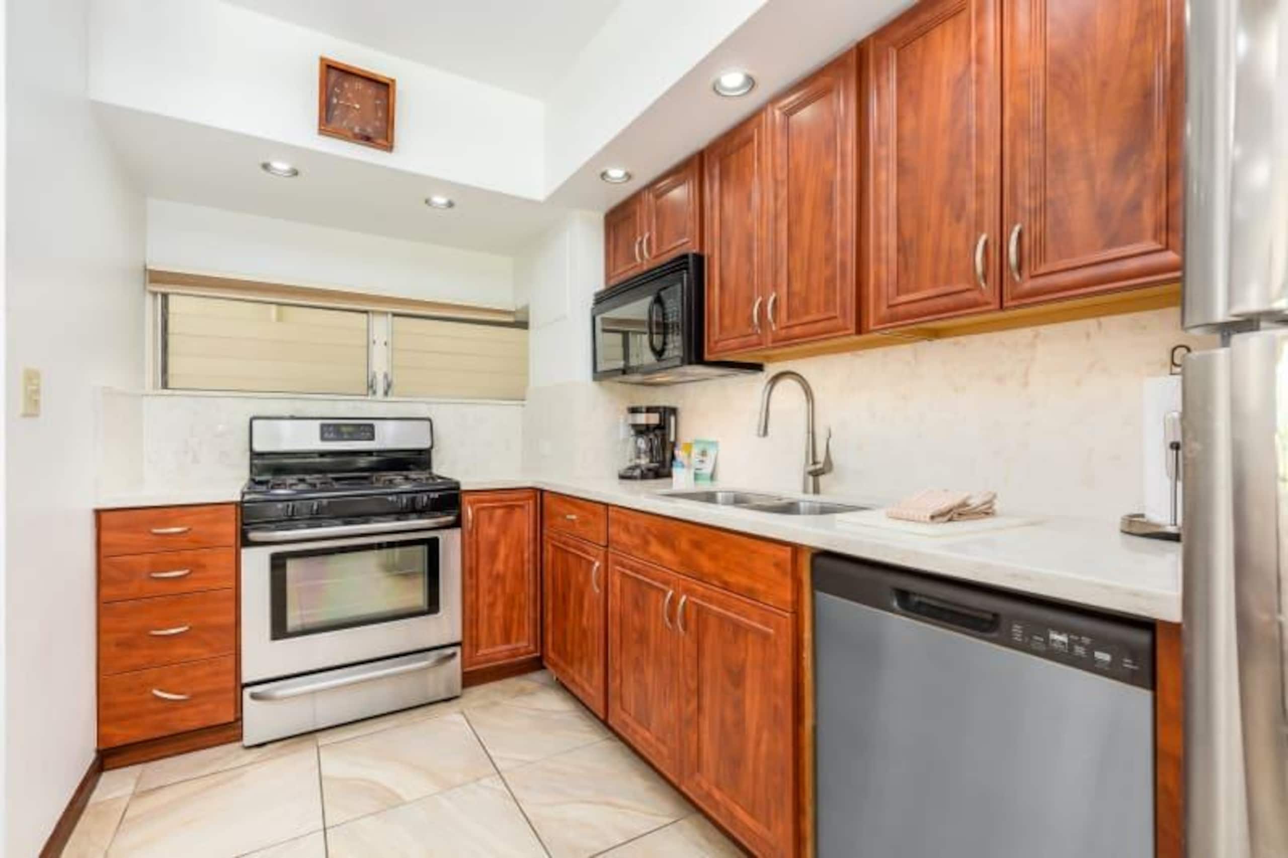 Condo in Honolulu · ★5.0 · 1 bedroom · 3 beds · 1 private bath - Image 5