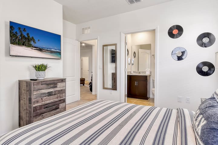 20QueenBedroom090323