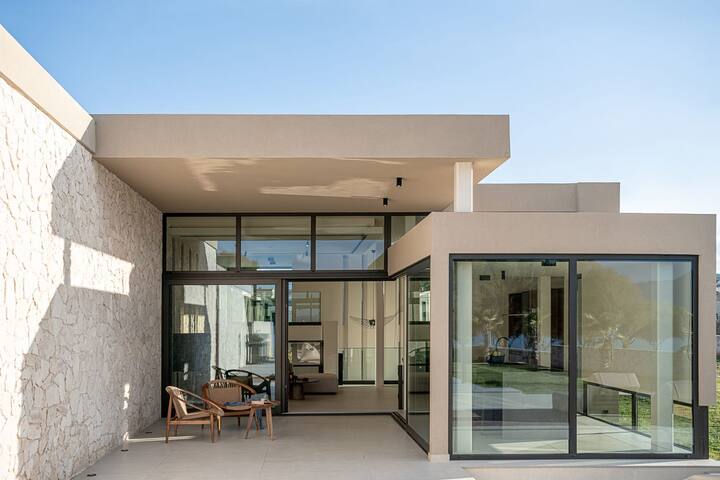 Pnoe Seafront Experience | Villa Alas gallery image 3