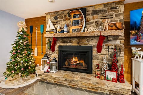 Insta-worthy Waterfront Cottage with Hot Tub