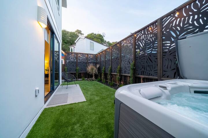 Luxury Home in Capitola Village with Hot Tub! gallery image 5