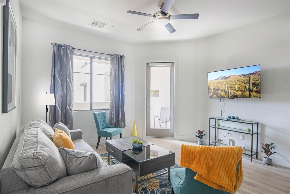 - Pumzika katika sebule hii maridadi iliyoundwa kwa ajili ya starehe na burudani   - Furahia mwanga wa asili, televisheni janja na ufikiaji rahisi wa roshani binafsi   - Mpangilio kamili wa kupumzika baada ya kuvinjari au kufanya kazi ukiwa mbali