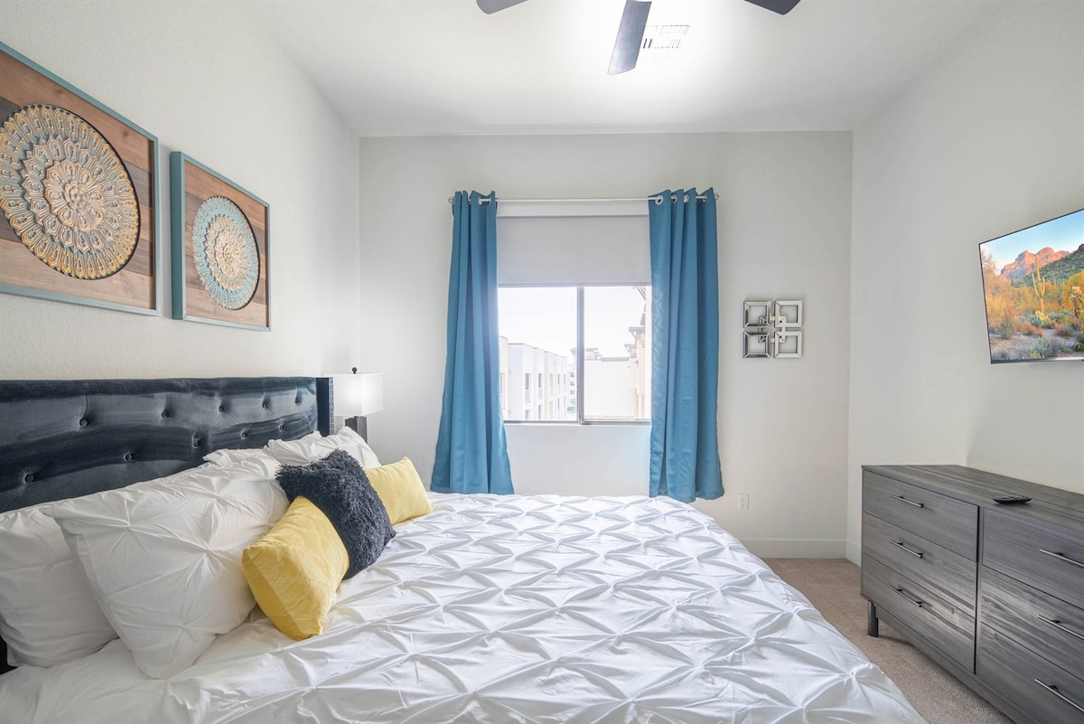 - Pumzika kwa utulivu katika chumba hiki cha kulala chenye utulivu kilicho na kitanda kikubwa cha kifahari na mapambo ya kupendeza   - Mwangaza wa asili na mapambo ya bluu huunda mazingira angavu na ya kuvutia   - Tazama vipindi unavyovipenda ukiwa kitandani ili upumzike kikamilifu