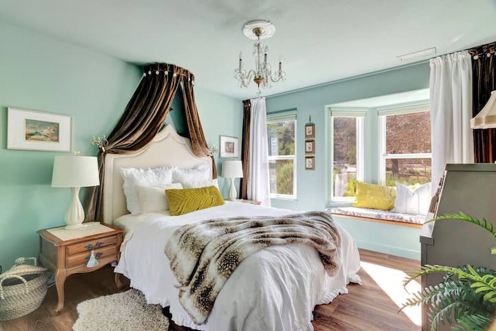 A Queen bed in a room that transports you straight to France.  There is a window seat when you want some alone time to enjoy peace and quiet.