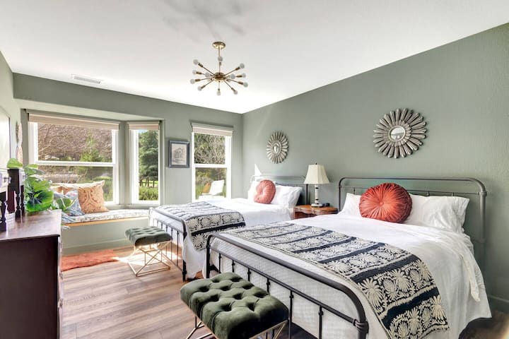 2 full size beds with quality pillow top mattresses for extreme comfort + another window seat with gorgeous views.
