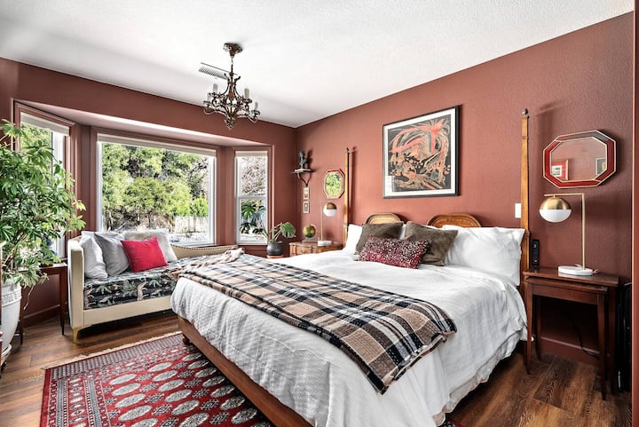 A second king bed + twin daybed, perfect for families.  Gorgeous views in this professionally decorated bedroom filled with vintage touches & quality furnishings.