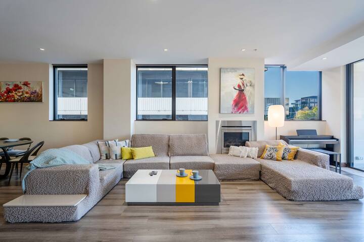 Grand St Kilda 2-story Sub Penthouse At Lucient gallery image 2