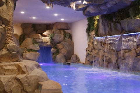 Indigo Falls ~ Golf Simulator ~ Cave Pool ~ Views!